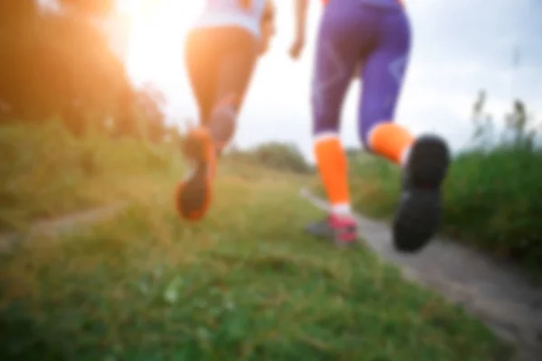 Dos mujeres corriendo por el camino — Foto de Stock