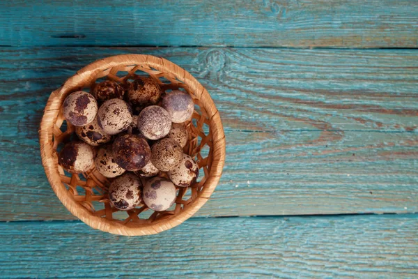 Bıldırcın yumurtası ile mavi tablonun fotoğraf