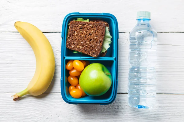 Beeld van fitness ontbijt in doos, fles water — Stockfoto
