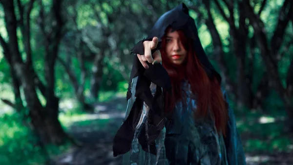 黑暗的森林，与年轻的女巫 — 图库照片