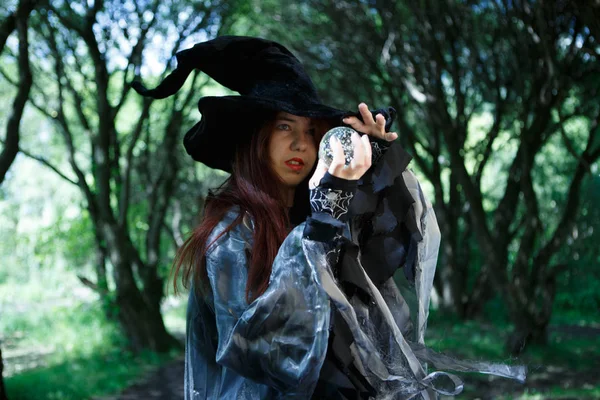 戴黑帽子的女巫拥有魔法球 — 图库照片