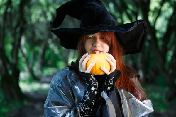 Imagem de bruxa jovem com abóbora — Fotografia de Stock