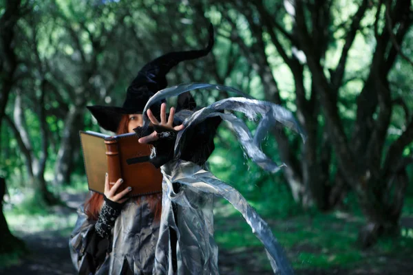 Foto de bruxa com livro de magia — Fotografia de Stock