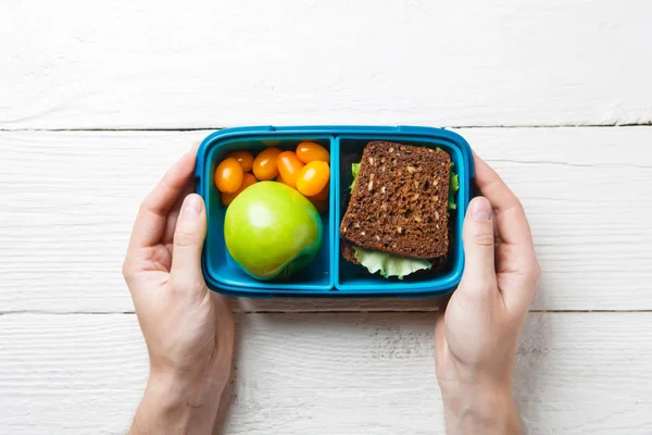 Foto de mans mano con comida saludable en caja —  Fotos de Stock