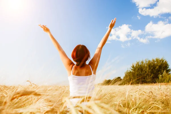 Photo from back of girl in field — Stock Photo, Image