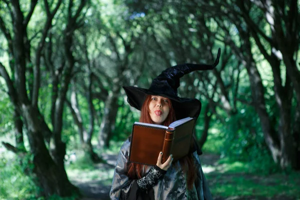 A fiatal boszorkány könyv fénykép — Stock Fotó