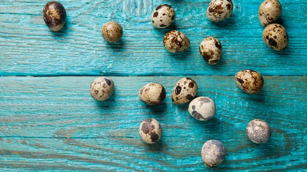 Bıldırcın yumurtası masada fotoğrafı