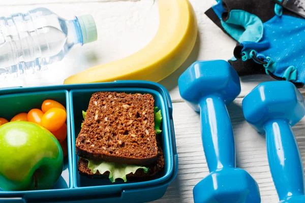 Görüntü yararlı aperatif, şişe su, eldiven, halter