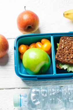 Beyaz ahşap masa üzerinde yararlı aperatif görüntüsünü