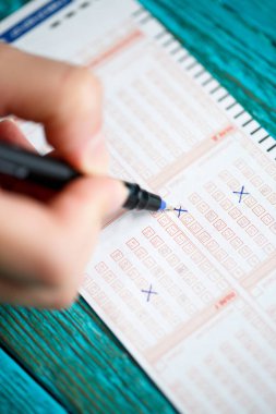 Kalem, piyango bileti ile el üstünde fotoğraf