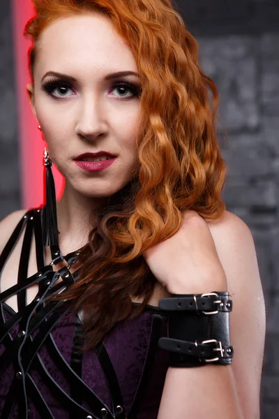 Görüntü içinde siyah zencefil kadın