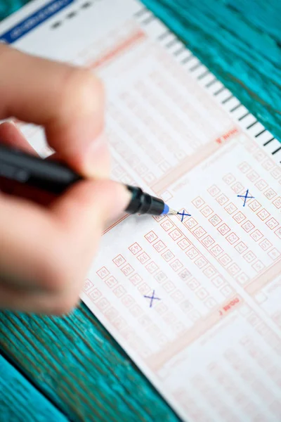 Kalem, piyango bileti ile el üstünde fotoğraf