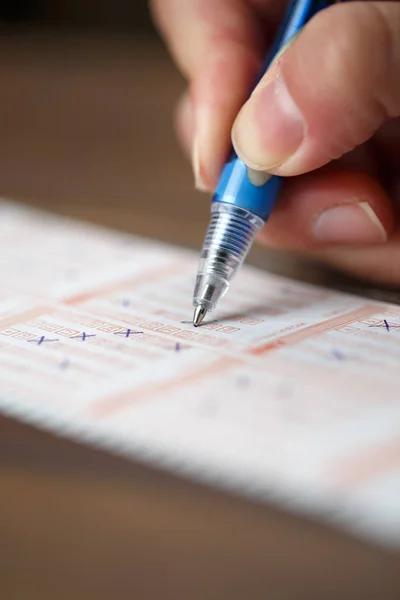 Close-up foto de homens mão com caneta e bilhete de loteria — Fotografia de Stock