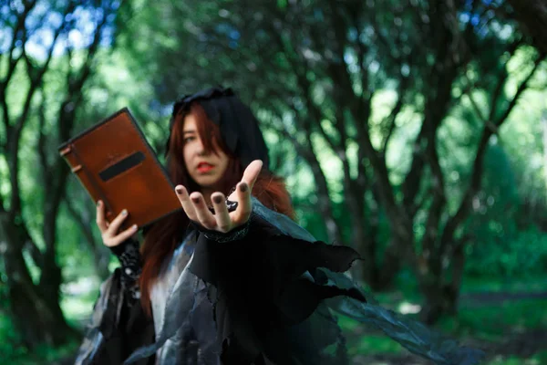 Büyü kitabı ile mistik cadı