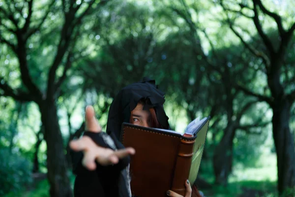 Imagen de bruja con libro de magia — Foto de Stock