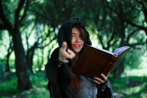 Büyülü ormanda gülümseyen cadı