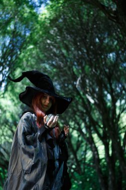 Uzun saçlı genç cadı