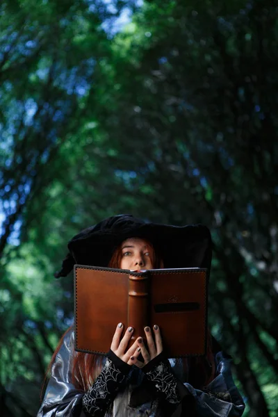 Retrato de bruxa com grande livro de feitiços — Fotografia de Stock