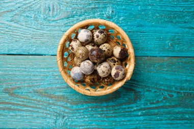 bıldırcın yumurtası sepet içinde görüntü