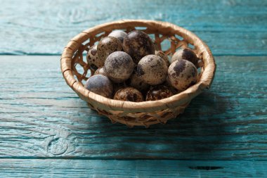 Bıldırcın yumurtası ile mavi yüzey resmini