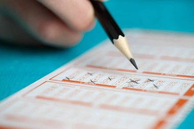 Resmi el piyango bileti işaretleme mans