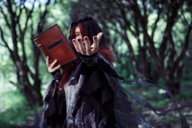 Uzanmış el ile mistik cadı