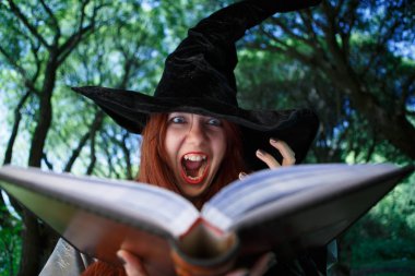 Görüntü siyah şapkalı ağlayan cadı