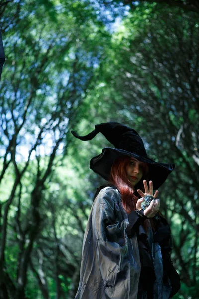 Fiatal boszorkány a sötét erdőben — Stock Fotó