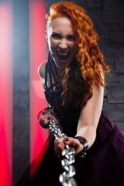 Vampir kadın çekerek Demir zinciri azarlama görüntü