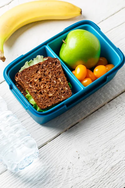 Изображение полезной закуски из помидоров, яблок, сэндвич в контейнере — стоковое фото