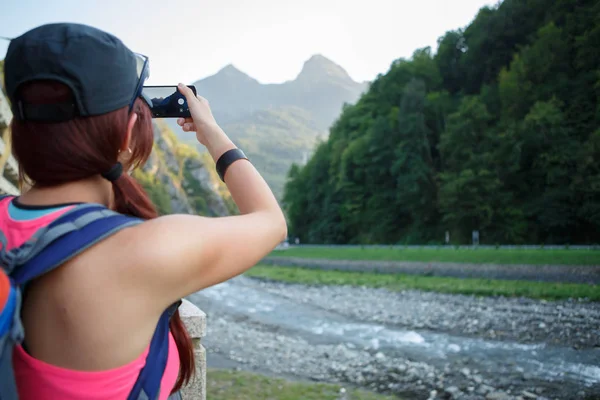 Görüntüden turist kız dağ çekim arkası — Stok fotoğraf