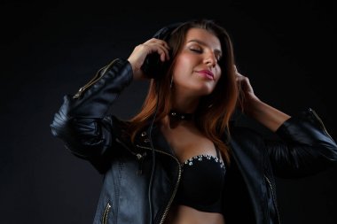 Kulaklık ve iç çamaşırı kız fotoğrafı