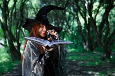 Genç gülmek cadı kitap ile görüntü