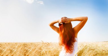 Görüntü üzerinde buğday alan arka kadından