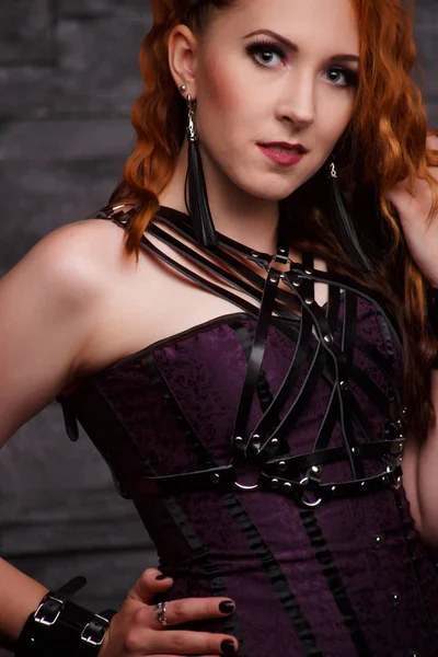 Siyah elbiseli kızıl kız portresi