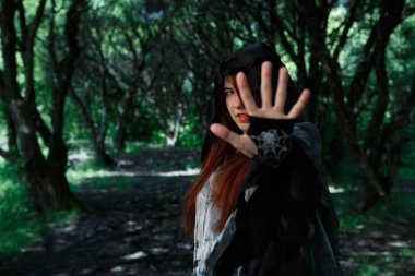 Genç uzanmış kolla cadı