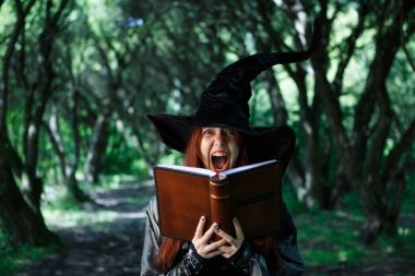 Genç çığlık cadı görüntüsünü