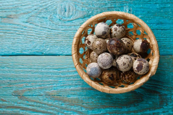 Sepet içinde bıldırcın yumurtası resmi