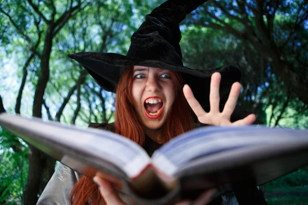 Siyah şapkalı ağlayan cadı resmini