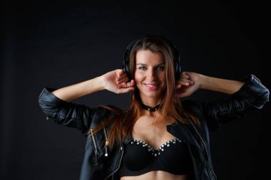 Studio resim genç kadının kafasını el ile kulaklık