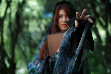 Siyah cadı uzanmış el ile