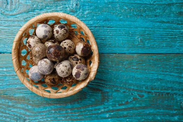 Bıldırcın yumurtası hasır sepet içinde resmi