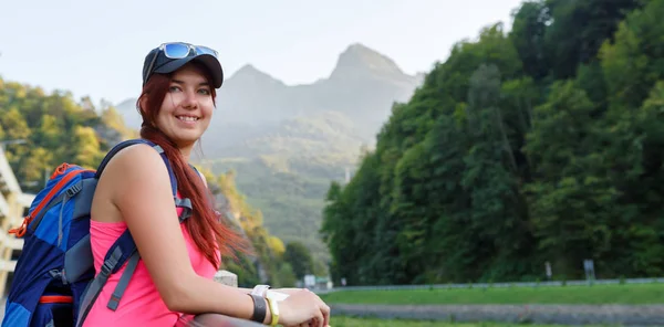 Imagen de chica turística con mochila telón de fondo de las montañas — Foto de Stock