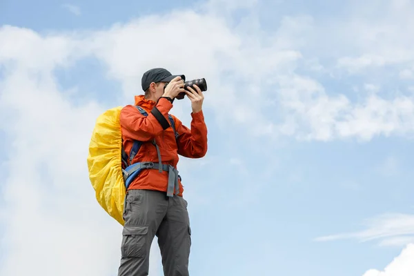 Foto de hombre fotógrafo con cámara y mochila — Foto de Stock