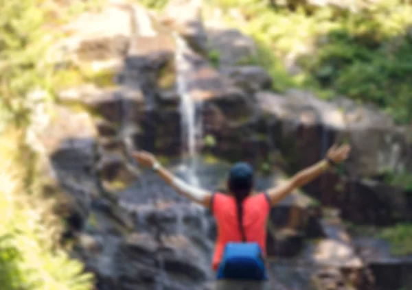 Foto de la espalda de la mujer en la roca y la cascada — Foto de Stock
