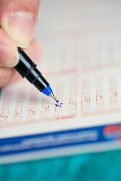 Foto van mans hand met loterij ticket — Stockfoto