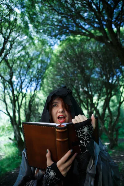 Imagen de bruja con libro — Foto de Stock