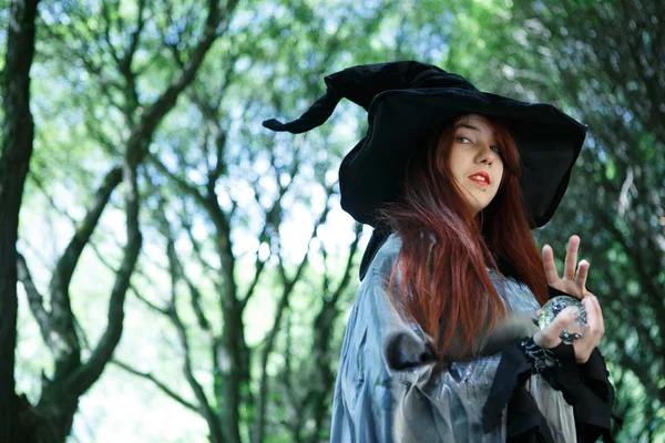 Kasvetli ormanın içinde genç cadı resmini — Stok fotoğraf