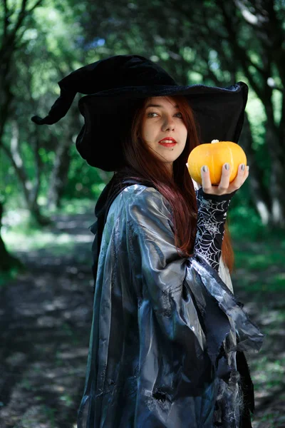 Foto de una bruja joven con calabaza —  Fotos de Stock