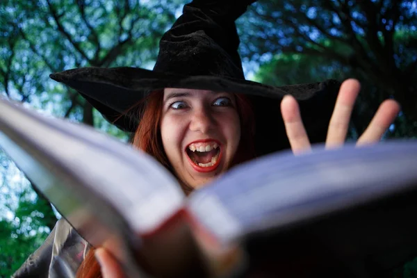 Imagen de cerca de hechizos de lectura de brujas —  Fotos de Stock